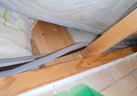 内部1F天井　サッシ上内部からの水跡なし。