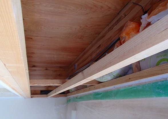 内部1F天井　サッシ上内部からの水跡なし。