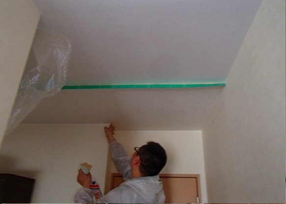 内部1F天井　新設クロス貼り