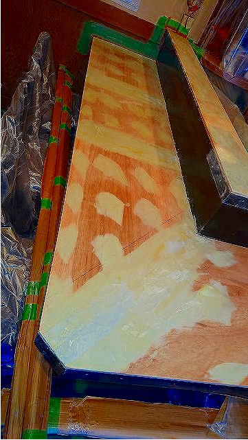 カウンター天板：ウィルテクトメラミン貼・転圧　小口：ナラ　超仕上げ　取付　カウンターメラミン色調色の上　染色・ガルトクリヤーマット仕上　立上り　ホワイトオーク突板　取付　カウンターメラミン色調色の上　染色・ガルトクリヤーマット仕上