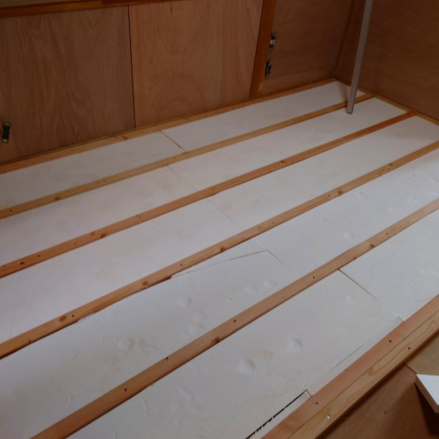 1階和室床下調湿工事　張替施工中