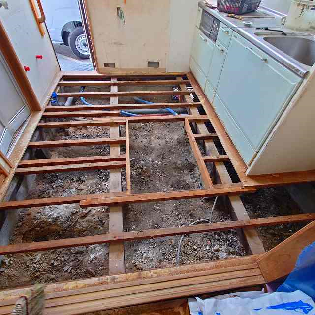 キッチン床下調湿工事　施工中