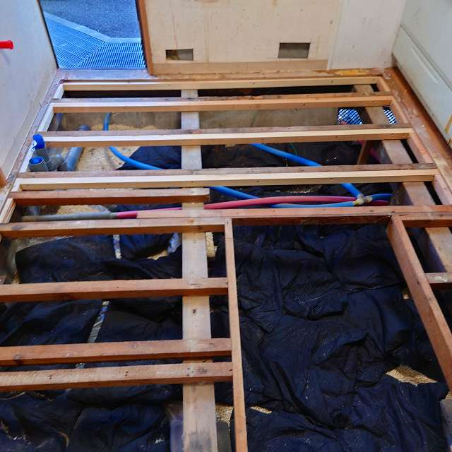 床下調湿工事　施工中