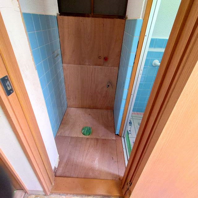 トイレ床板、壁腰下アイカセラール替施工中