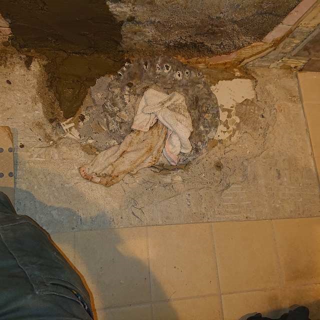 シャワー水栓脱着 ドレン斫り